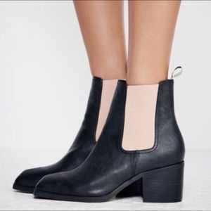 🌟Free People vegan leather Chelsea boot